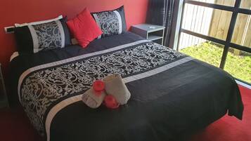 標準單棟房屋, 4 間臥室, 非吸煙房, 熱水浴缸 | 4 間睡房、隔音、熨斗/熨衫板、免費嬰兒床