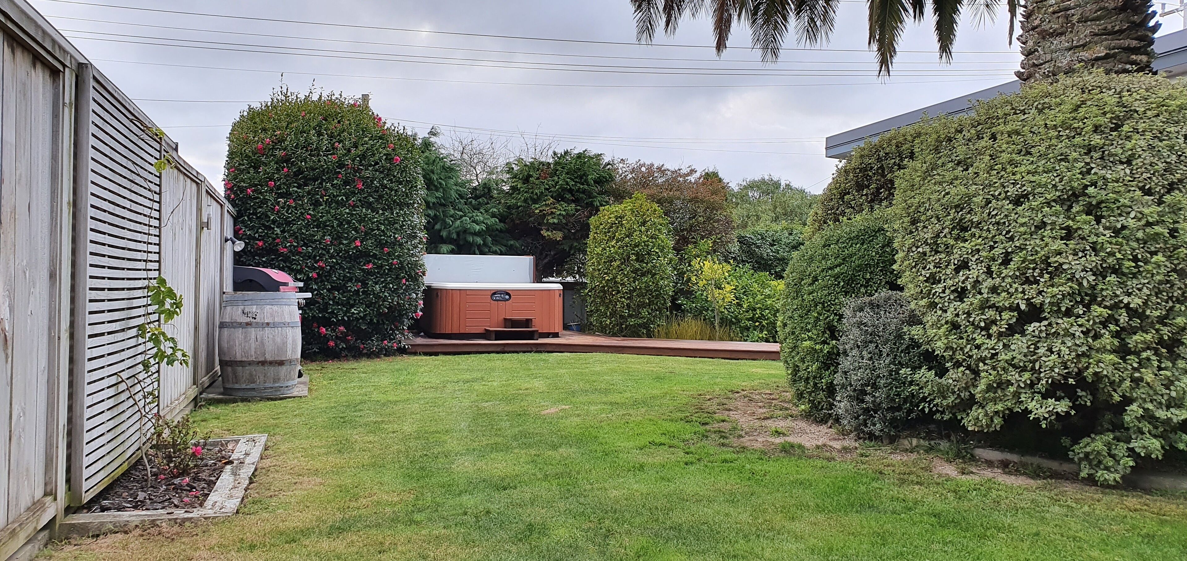 standard house, 4 bedrooms, non smoking, hot tub | garden view