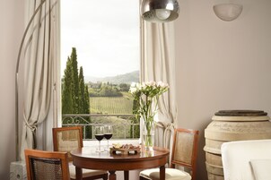 小型套房 | 高档床上用品、羽绒被、Select Comfort 床、迷你吧