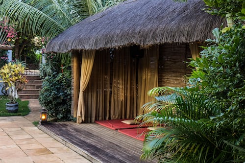Deep-tissue massages, massages on the beach, manicures and pedicures