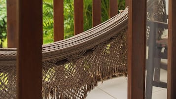 Suíte, sacada, no jardim | Roupas de cama premium, frigobar, cofres nos quartos, Wi-Fi de cortesia