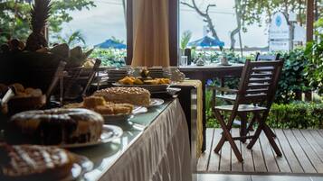 Free daily buffet breakfast