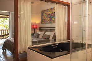 Suite, terrazzo, fronte mare | Biancheria da letto di alta qualità, minibar, una cassaforte in camera