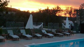 Alberca al aire libre por temporada y sombrillas en la alberca