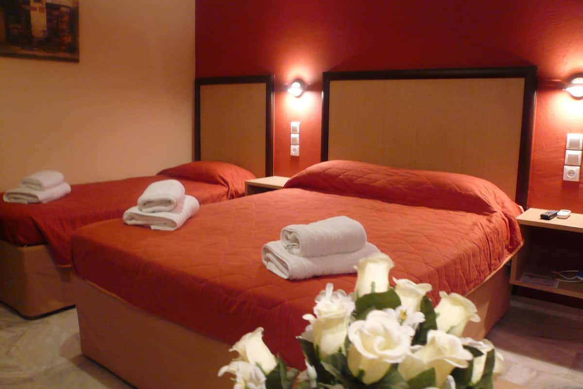 triple room | free cots/infant beds, free wifi, bed sheets