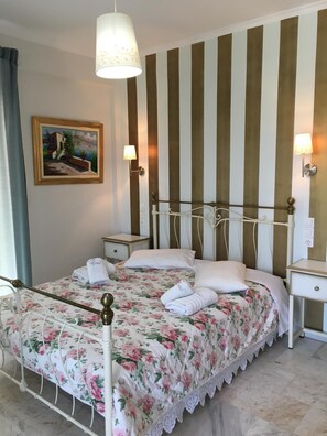 Free cots/infant beds, free WiFi, bed sheets - Avra Hotel (Lefkada)