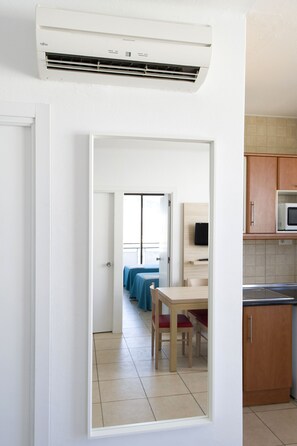 Standard-Apartment, 2 Schlafzimmer | Wohnzimmer | 32-Zoll-LED-Fernseher mit Satellitenempfang