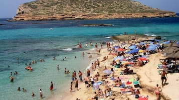 Una spiaggia nelle vicinanze