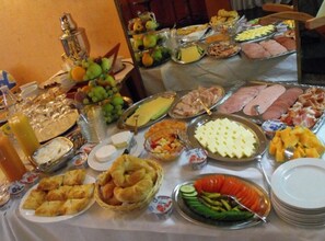 Free daily buffet breakfast