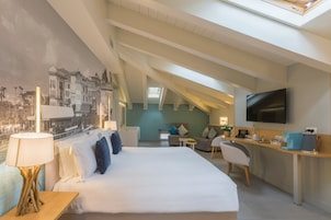 Suite | Hypo-allergenic bedding, down comforters, free minibar items