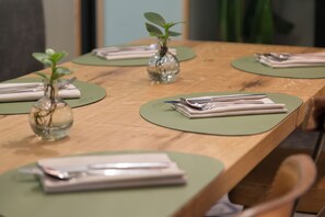 2 か所のレストラン、朝食、ランチ、ディナーに営業 (多国籍料理)