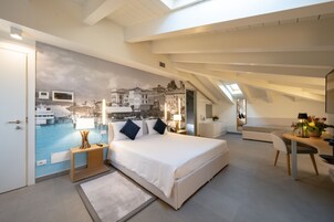 Un dormitorio moderno con una cama grande, un escritorio y vistas de un paisaje urbano a través de un mural.