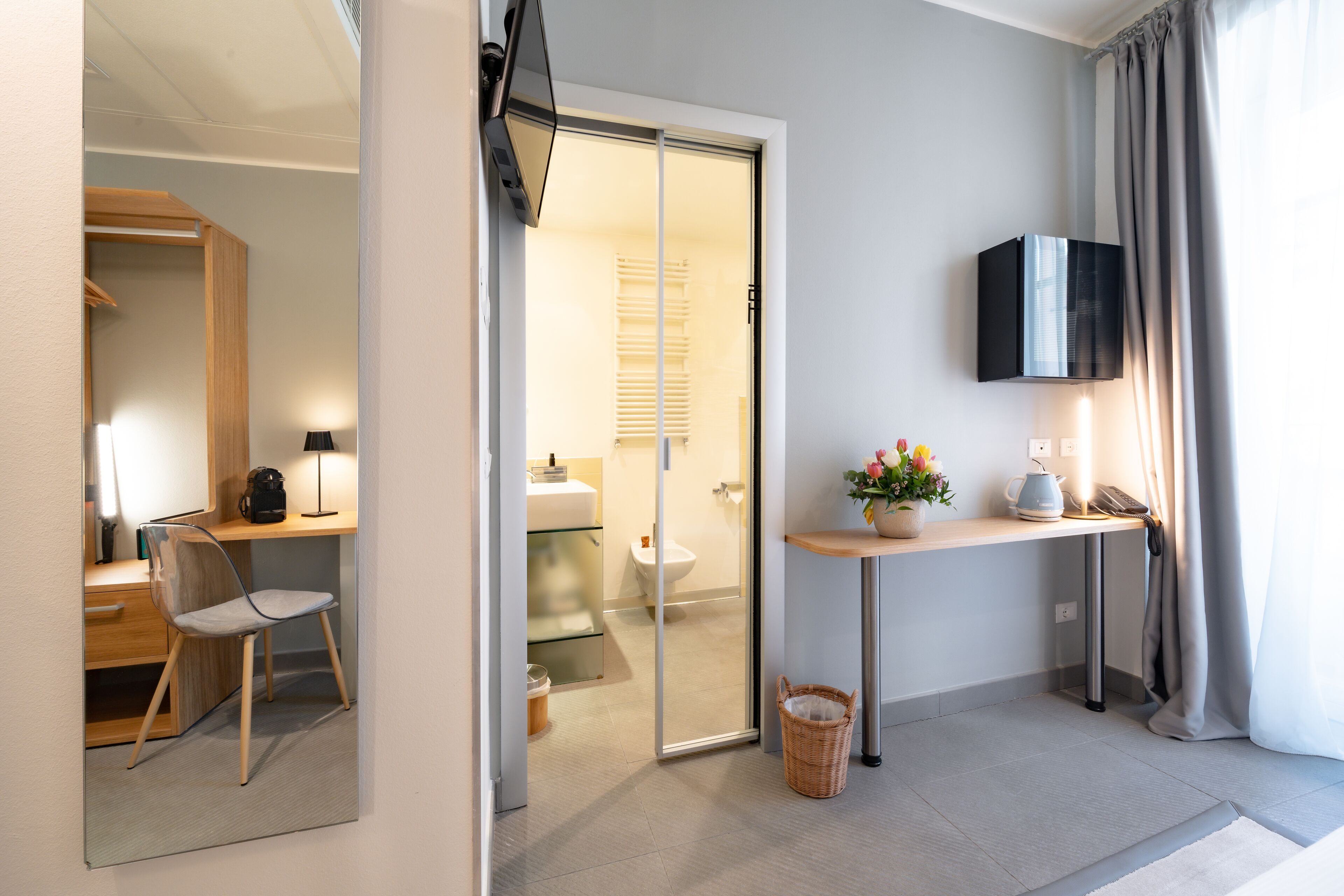 single room | hypo-allergenic bedding, down duvets, free minibar items, in-room safe