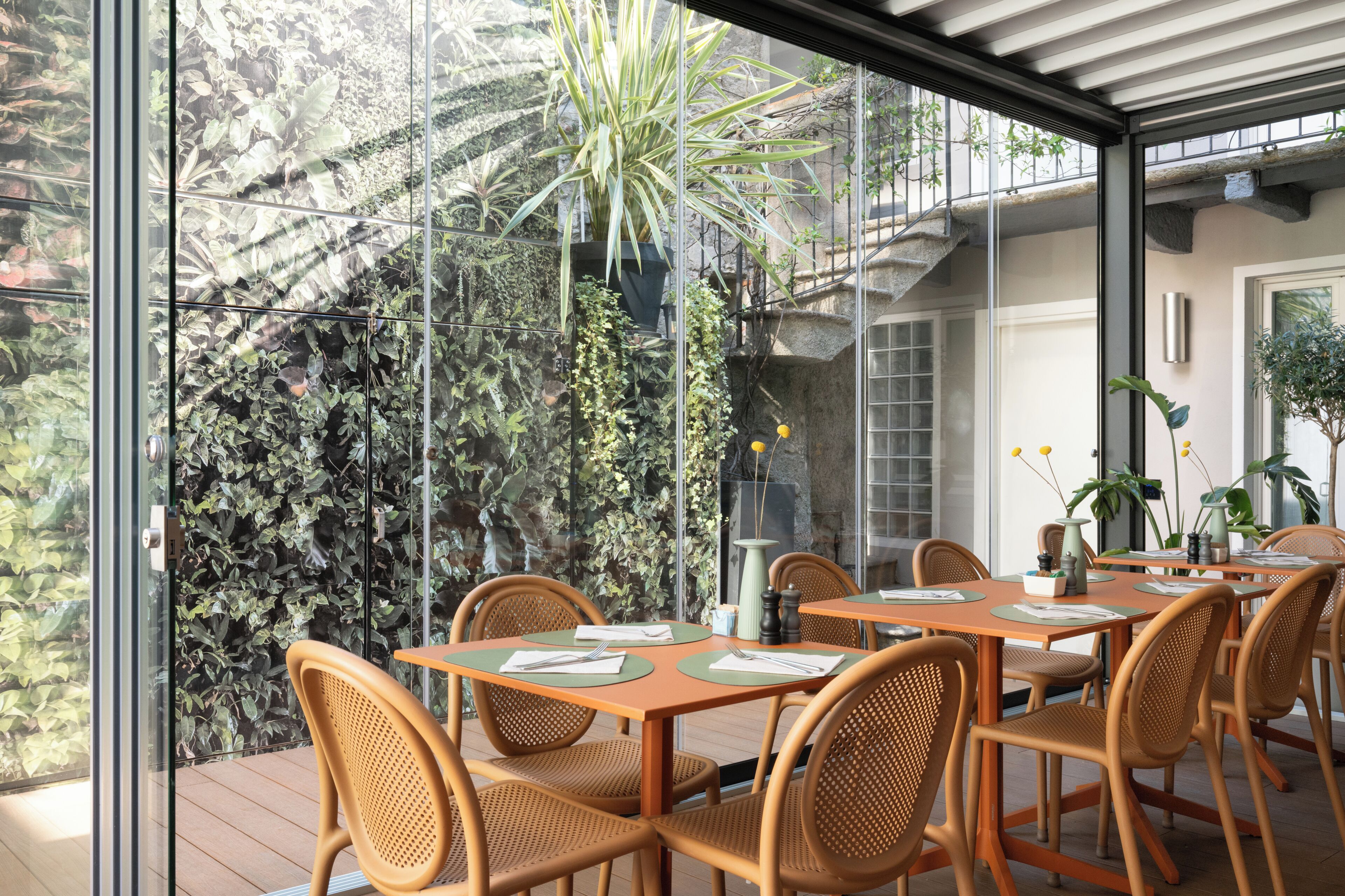 2 restaurants; breakfast, lunch, dinner and brunch served 