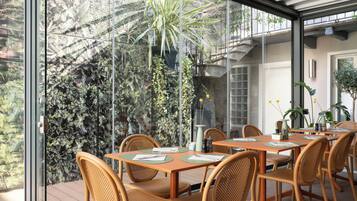 2 restaurants; breakfast, lunch, dinner and brunch served