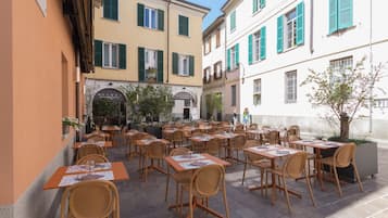 2 restaurantes; se sirve desayuno, almuerzo y cena; cocina internacional