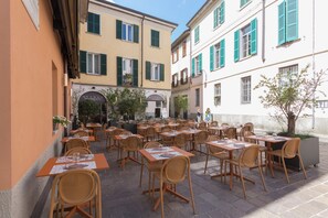 2 restaurants, breakfast, lunch, dinner served; international cuisine  - Avenue Boutique Hotel (Como)
