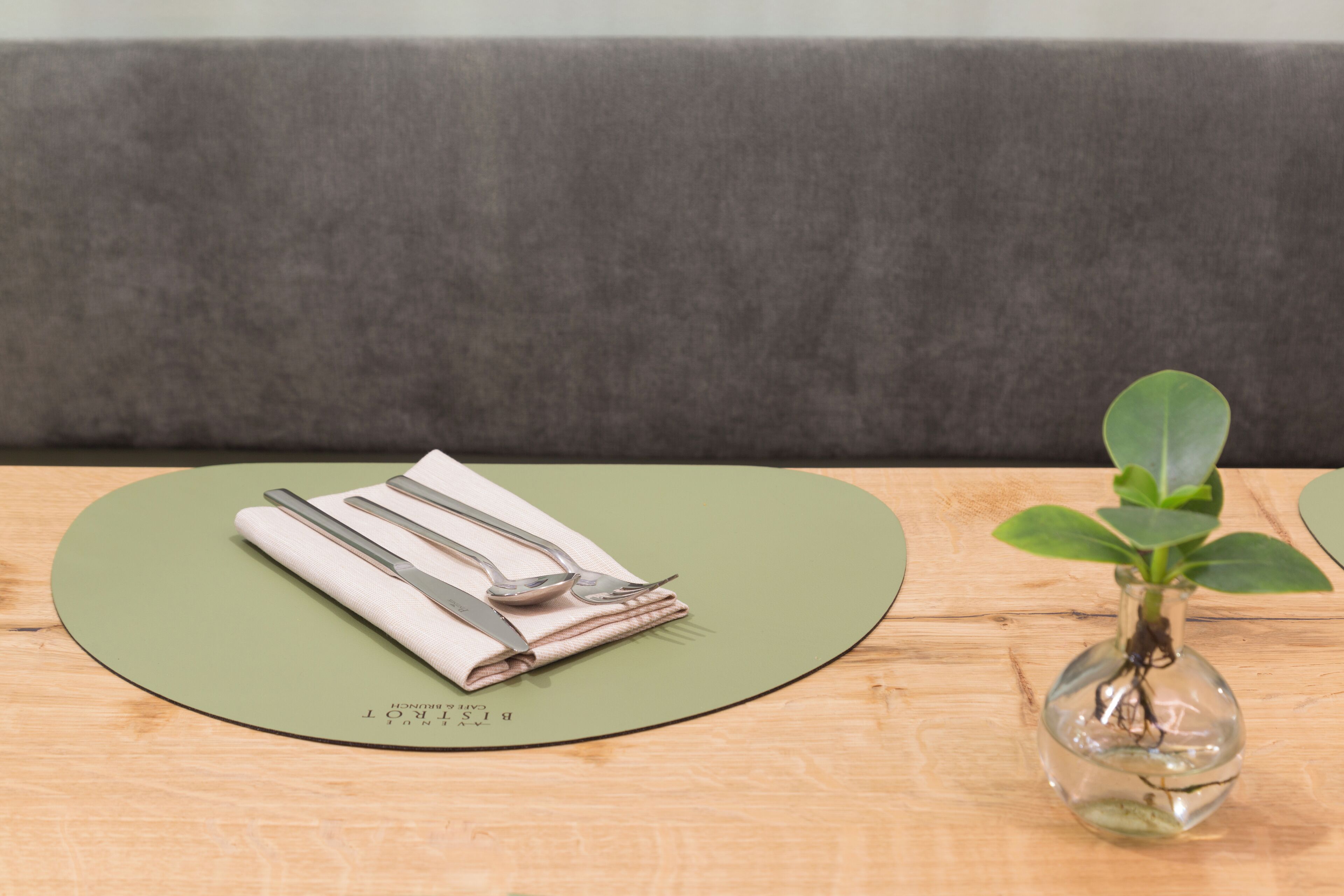 2 restaurants, breakfast, lunch, dinner served; international cuisine