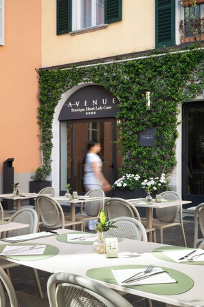 2 restaurantes; se sirve desayuno, almuerzo, cena y brunch