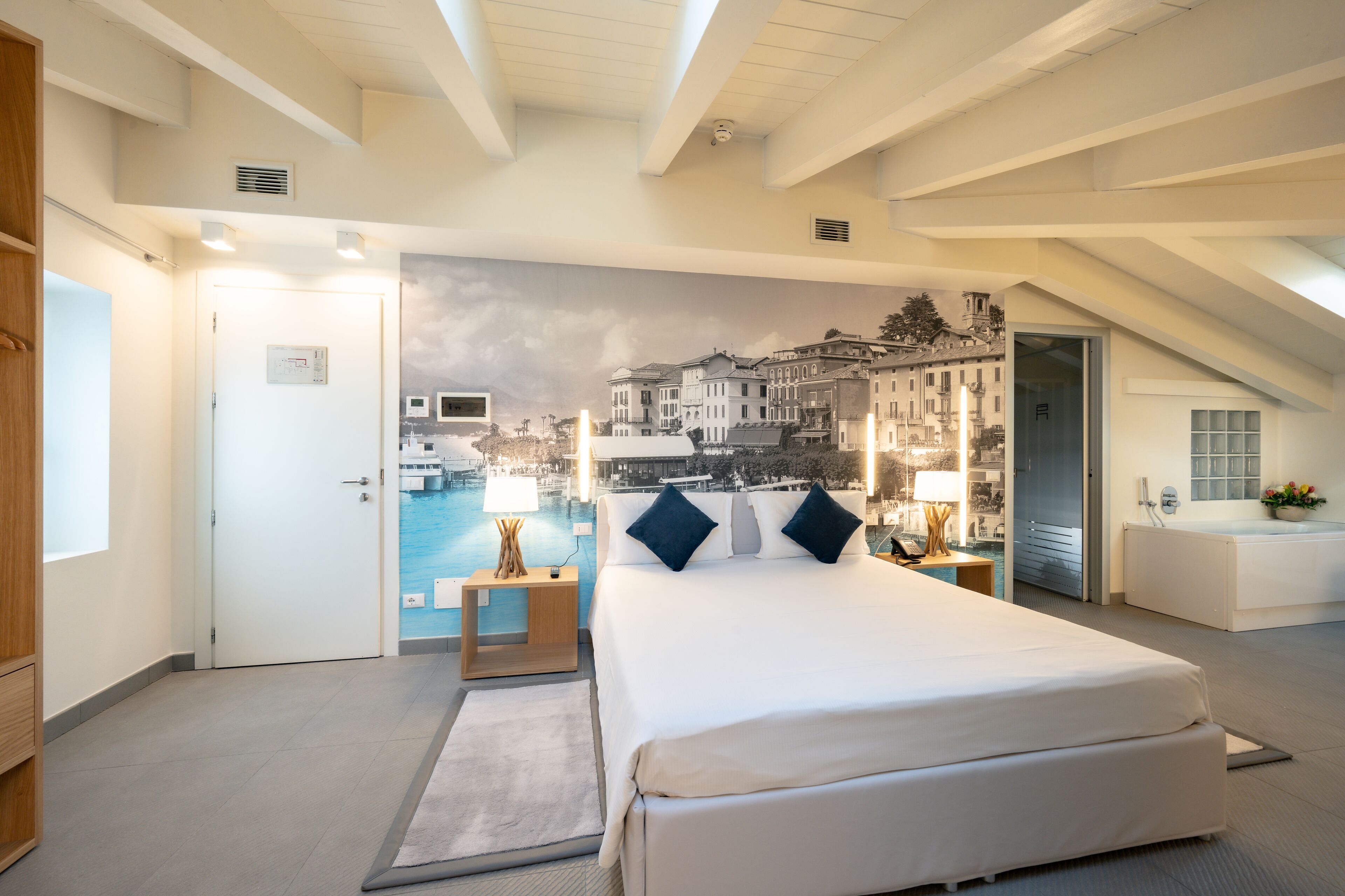 suite | hypo-allergenic bedding, down duvets, free minibar items, in-room safe