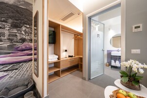 小型套房, 1 张特大床, 副楼 | 防过敏的被褥、羽绒被、免费迷你吧物品、客房内保险箱