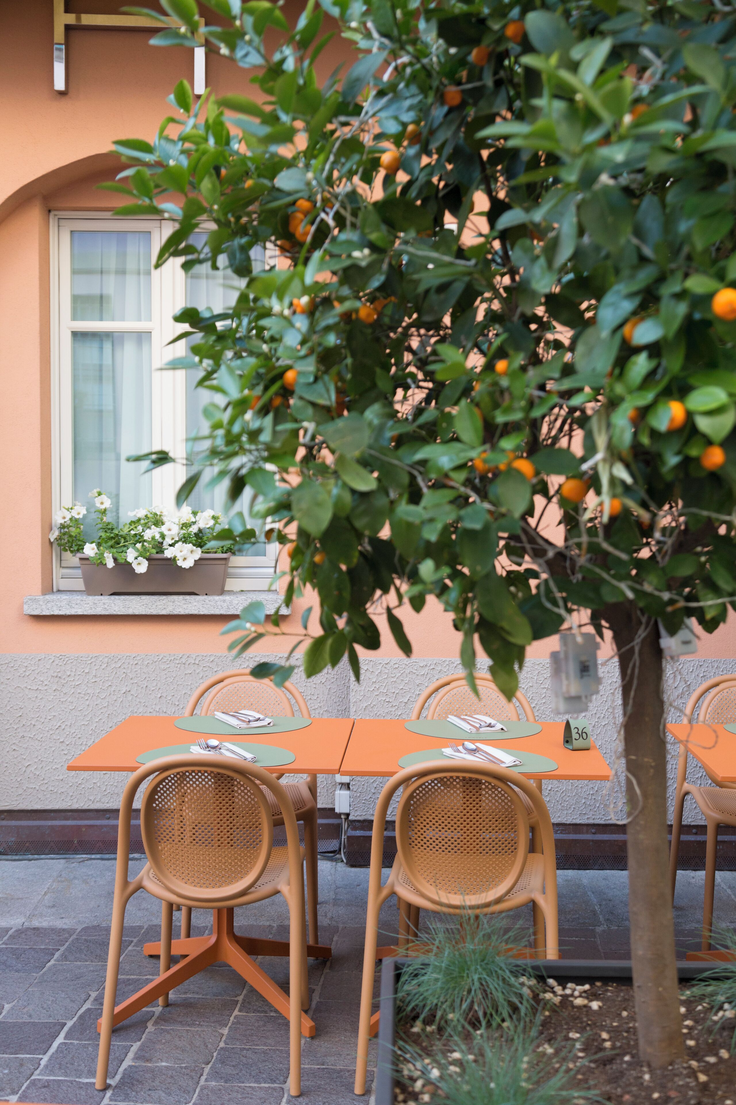 2 restaurants, breakfast, lunch, dinner served; international cuisine