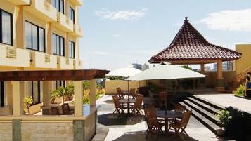 Outdoor pool, pool umbrellas, sun loungers