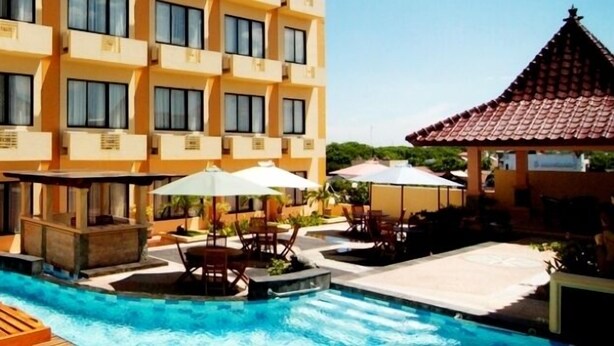 A hotel with a swimming pool, outdoor seating, and a covered area. - Pandanaran Hotel Semarang (Semarang)