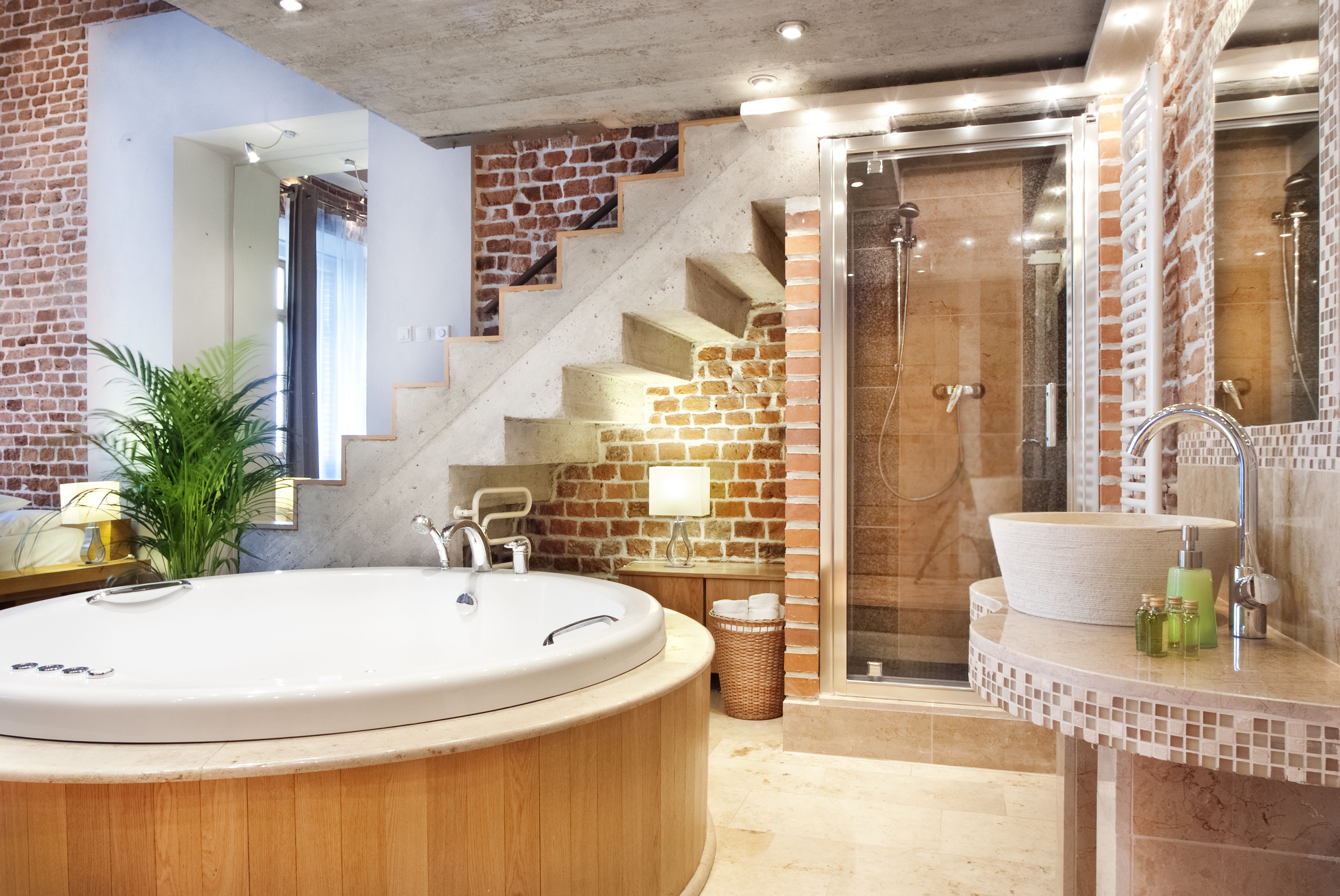Luxe suite, 1 slaapkamer, bad | Badkamer | Gratis toiletartikelen, een haardroger, handdoeken, zeep