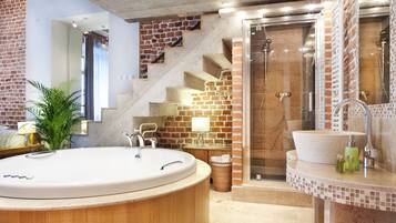 Luxe suite, 1 slaapkamer, bad | Badkamer | Gratis toiletartikelen, een haardroger, handdoeken, zeep