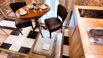 Junior suite, 1 queensize bed, uitzicht op stad | Kameruitzicht