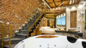 Deluxe Suite, 1 King Bed | Jetted bathtub