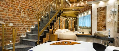 Deluxe Suite, 1 King Bed | Jetted tub