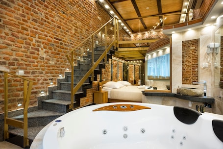 Deluxe Suite, 1 King Bed | Jetted tub