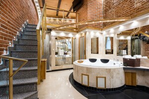 Suíte, 1 cama King, banheira de hidromassagem | Banheiro | Produtos de toalete grátis, secador de cabelo, toalhas de banho 