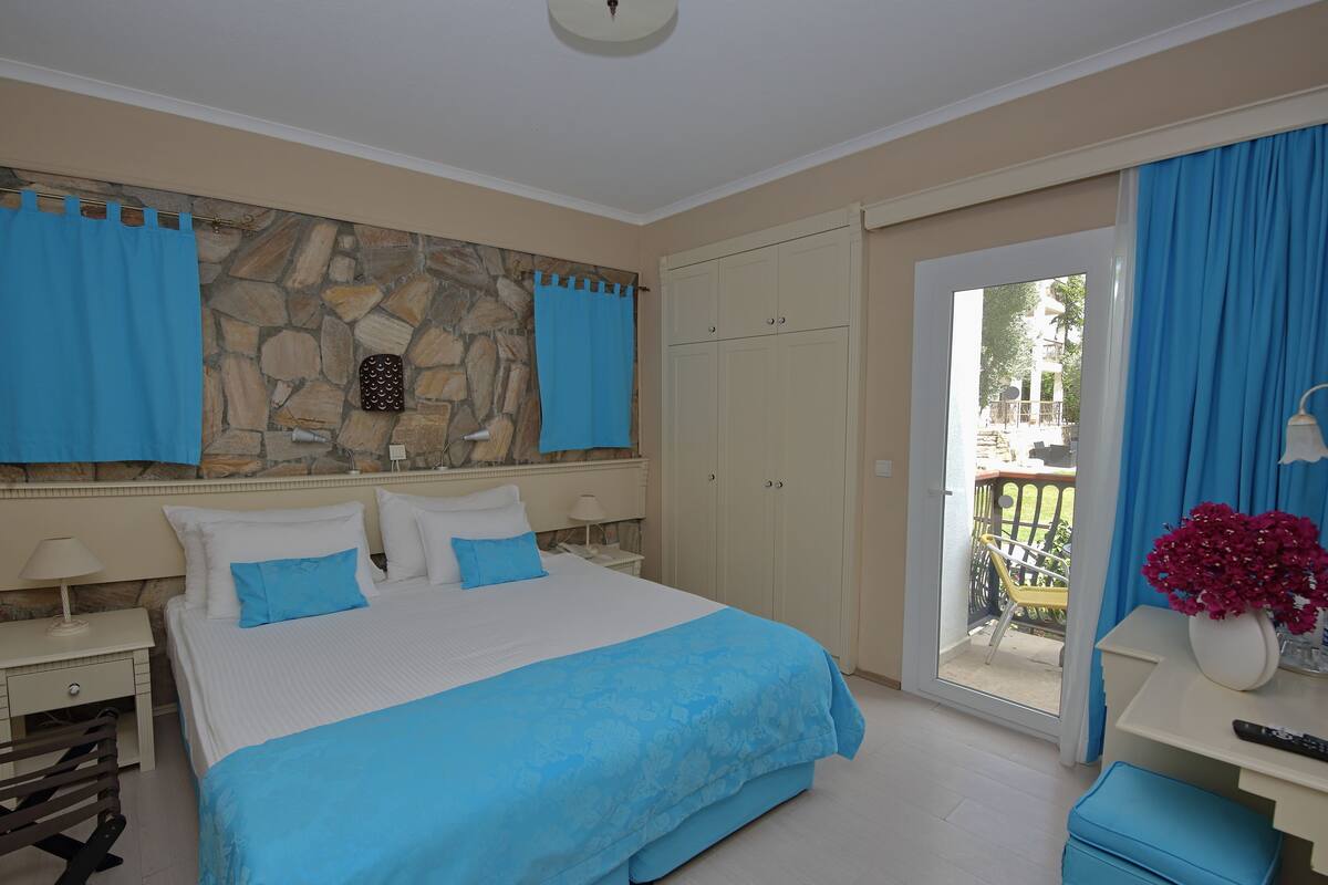 Double or Twin Room, Land View | Minibar, in-room safe, desk, blackout drapes