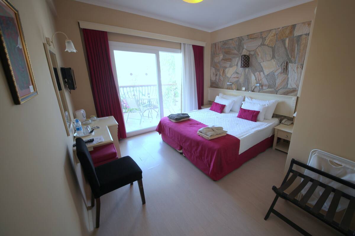 Double or Twin Room, Garden View | Minibar, in-room safe, desk, blackout drapes