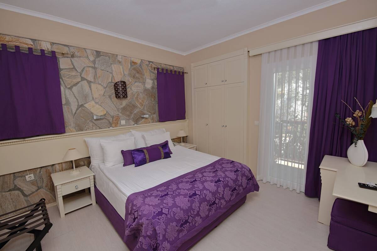 Suite, Sea View | Minibar, in-room safe, desk, blackout drapes