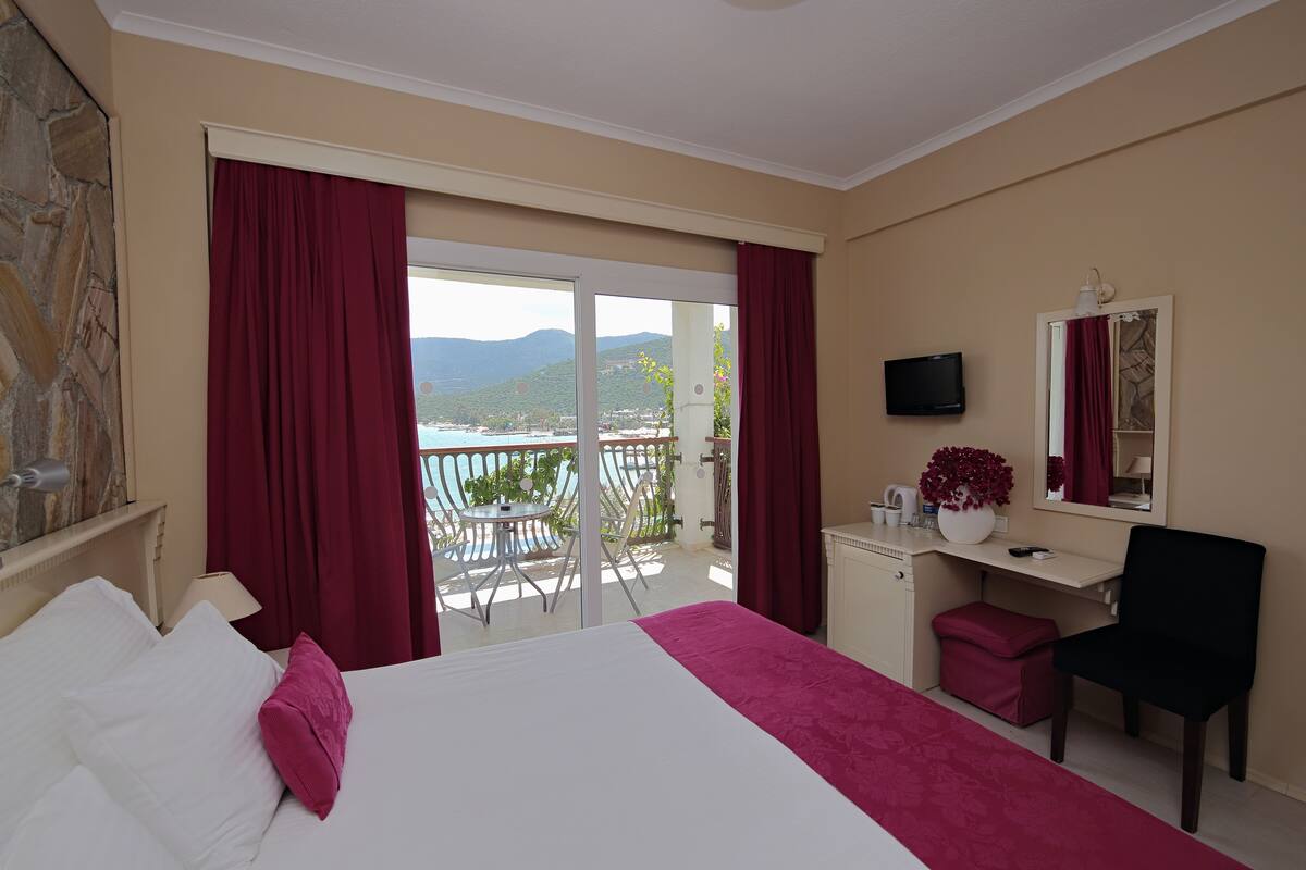 Double or Twin Room, Sea View | Minibar, in-room safe, desk, blackout drapes