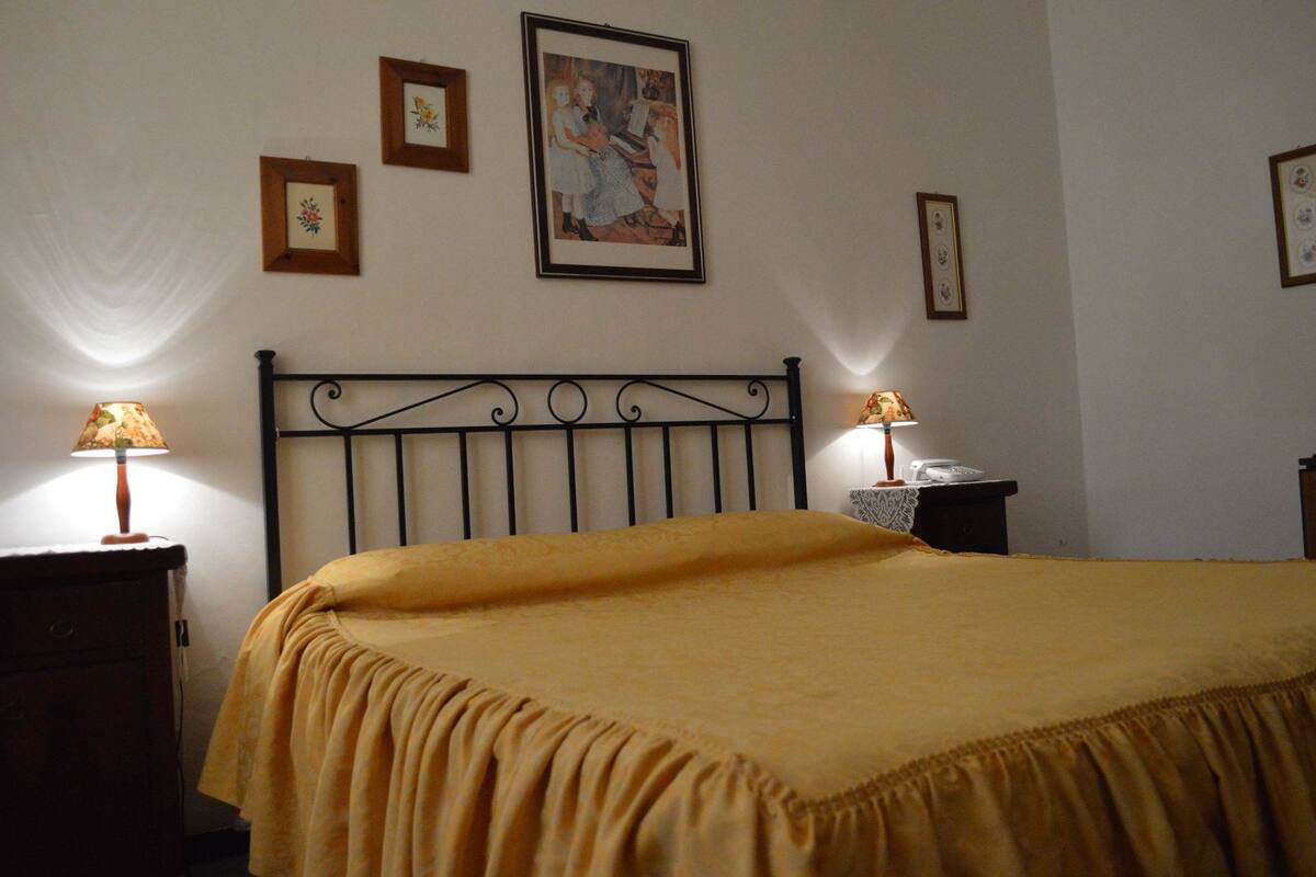 Minibar, cribs (surcharge), WiFi (free)