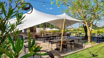 S'hi serveixen sopars i plats de cuina local