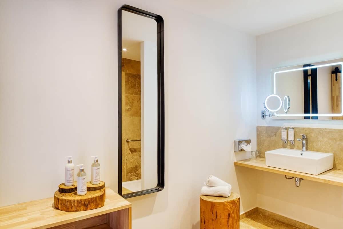 free toiletries, towels