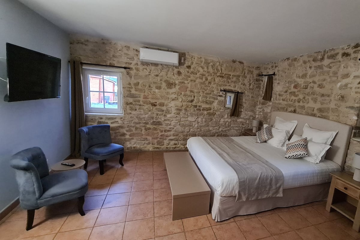 Sistema de insonorización, wifi gratis y ropa de cama