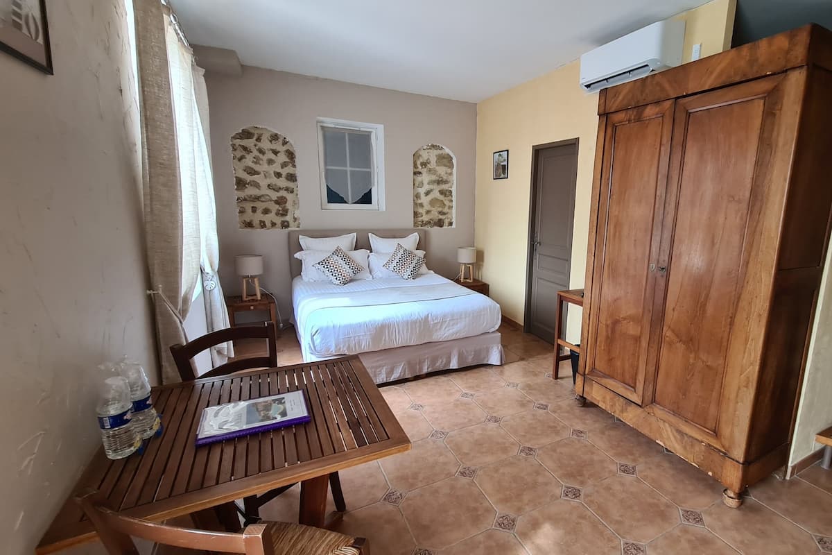 Sistema de insonorización, wifi gratis y ropa de cama