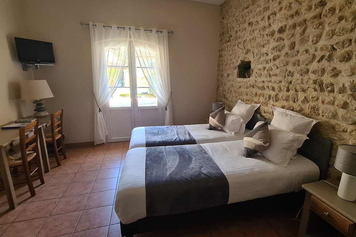 Sistema de insonorización, wifi gratis y ropa de cama