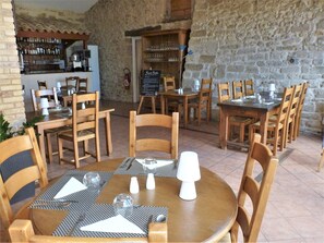 Tägliches Frühstücksbuffet gegen Gebühr