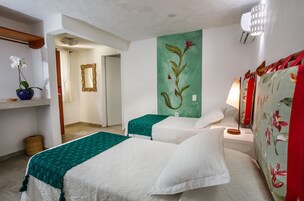 Minibar, caja de seguridad en la habitación y decoración personalizada 