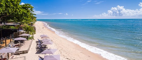 Aan het strand, ligstoelen aan het strand, parasols, snorkelen