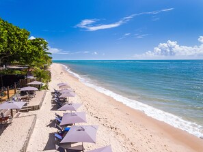 On the beach, sun loungers, beach umbrellas, snorkeling - Pousada Rigatoni Beach (Porto Seguro)