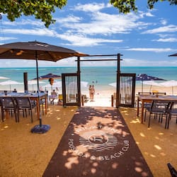 Na praia, espreguiçadeiras, guarda-sóis